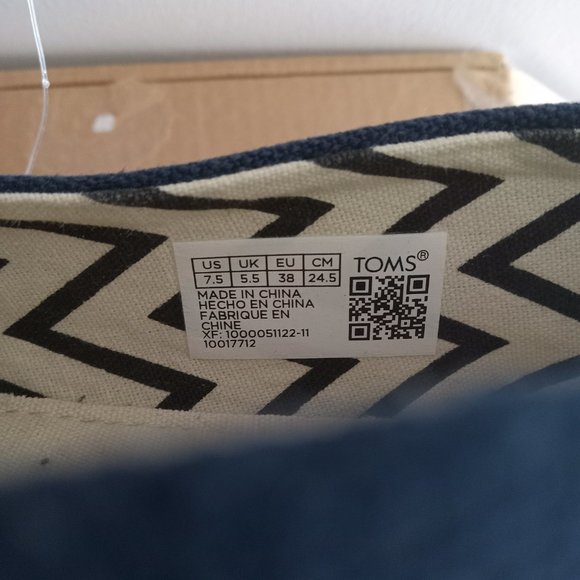 TOMS navy chevron womens slip on fabric shoes minor flaw see desc NEW sz 7.5 - Picture 4 of 8
